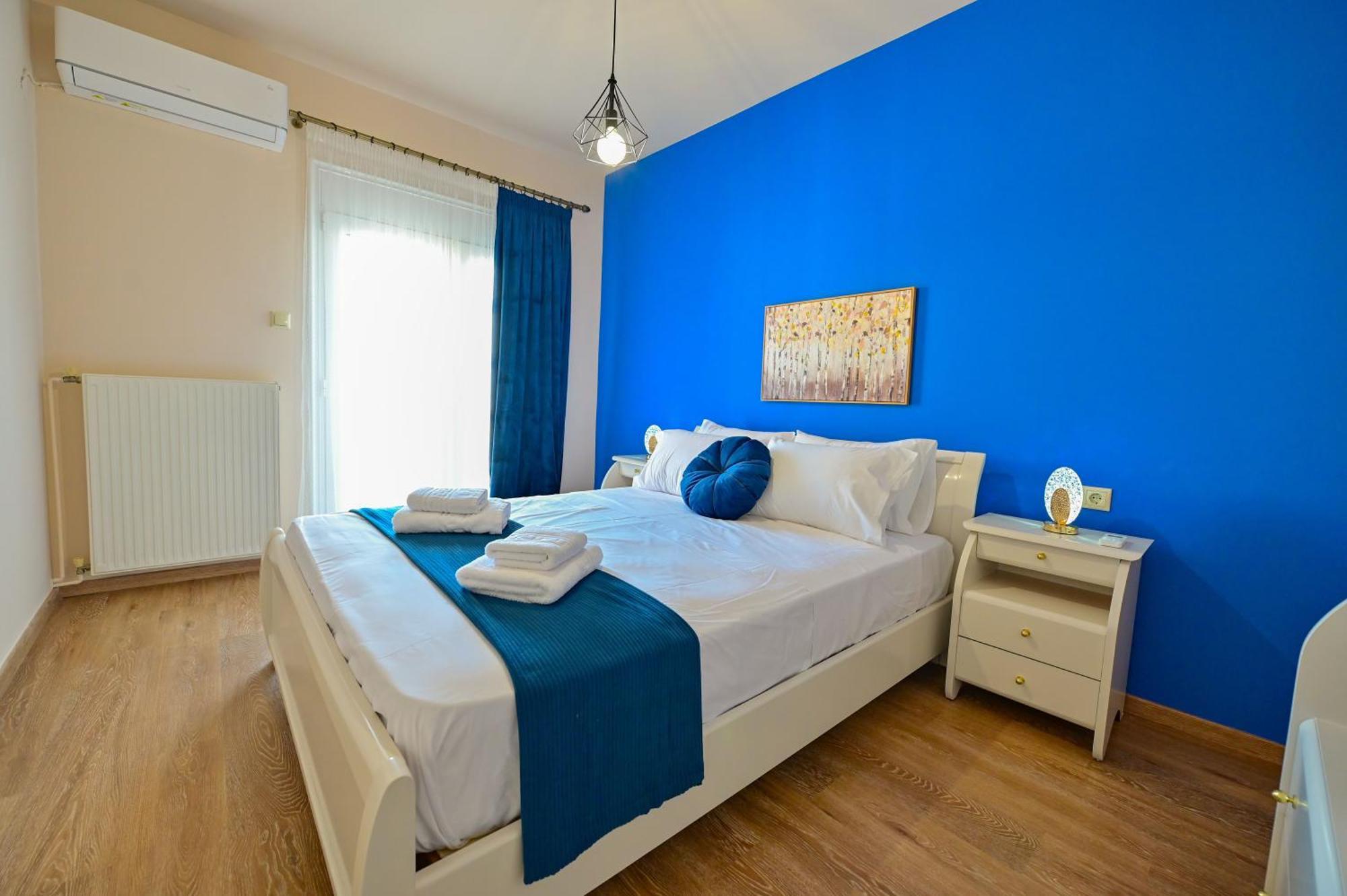 Royal Blue Bycheckin * Iraklio